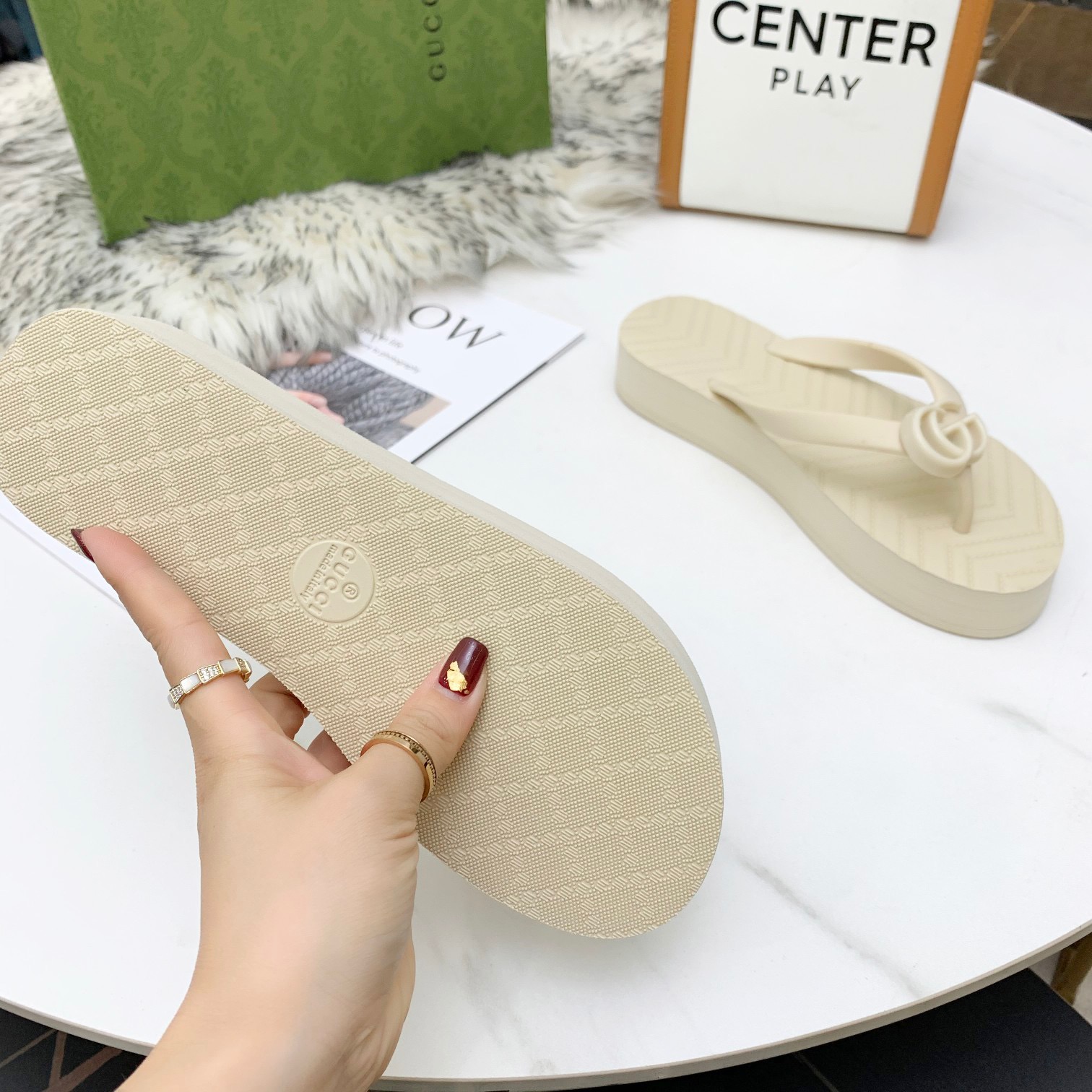 GUCCI V-shaped flip flop