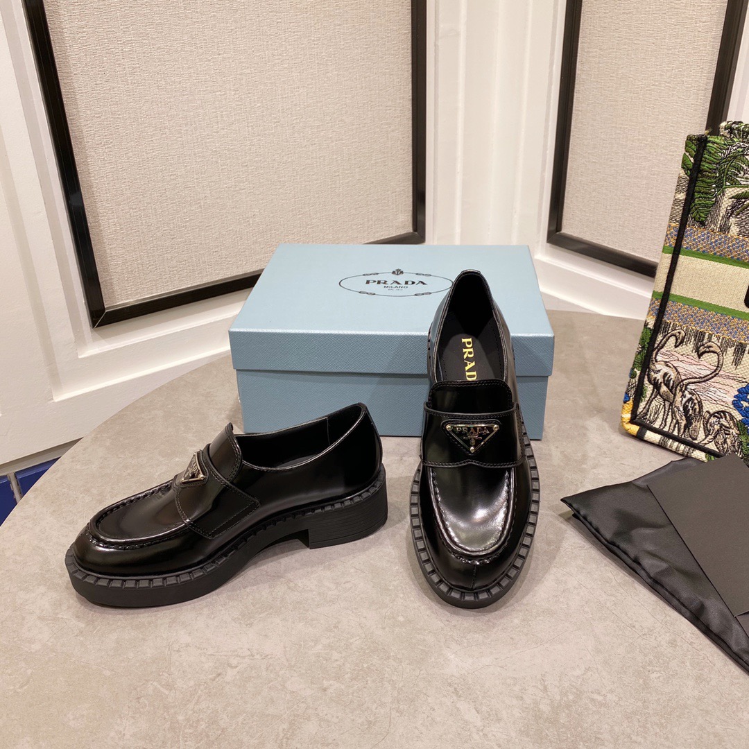 PRADA Loafer