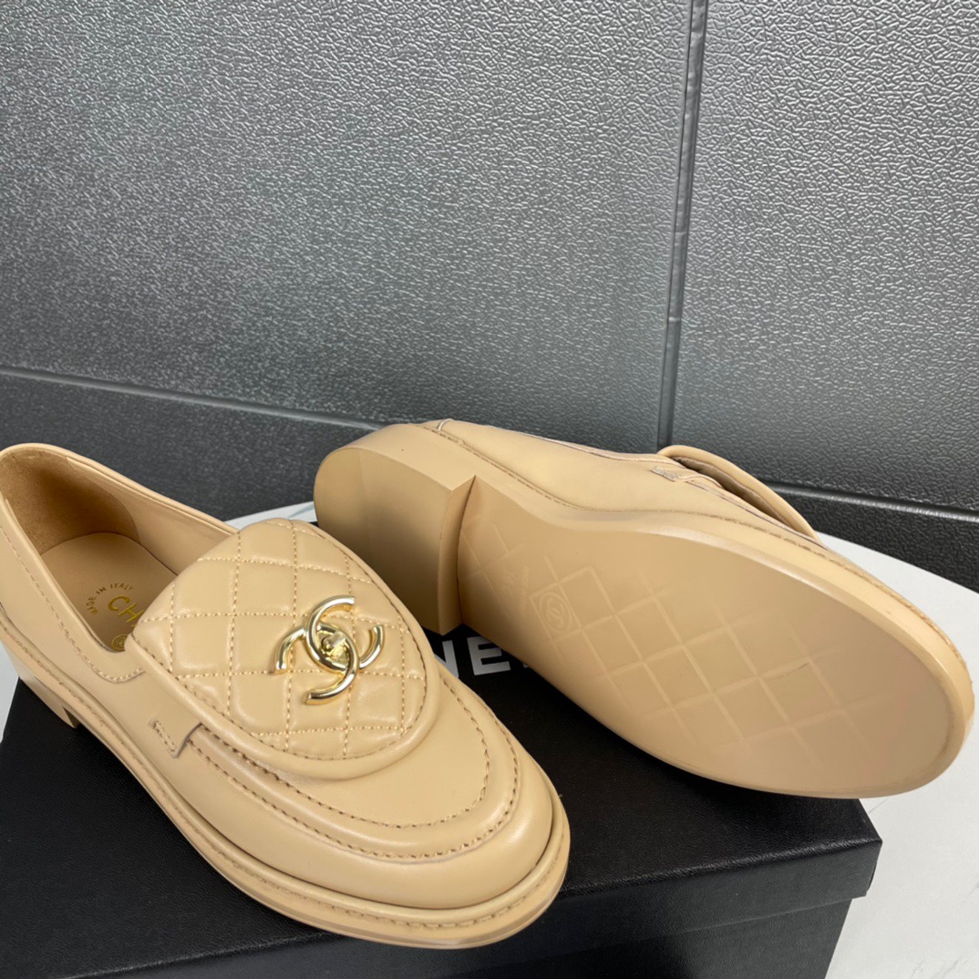 CHANEL Loafer