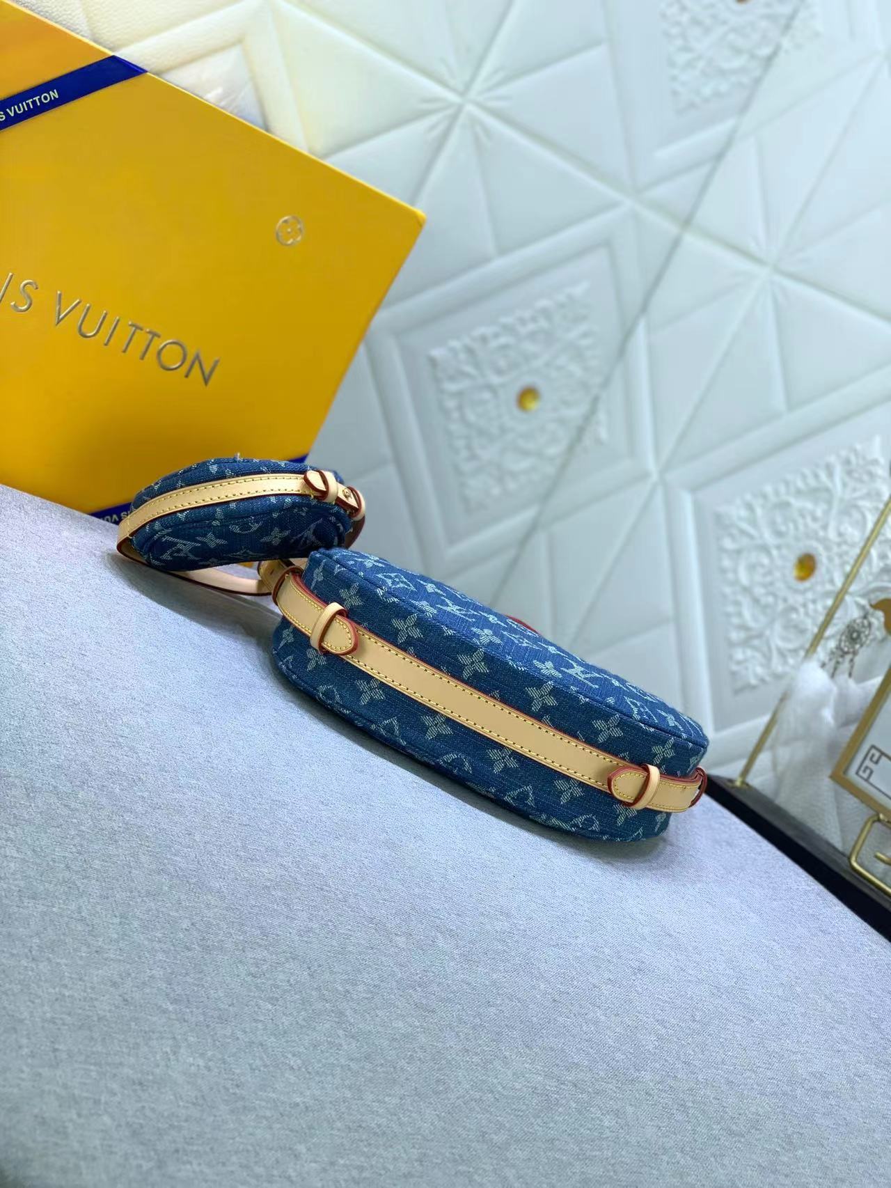 LV CROISSANT Handbag