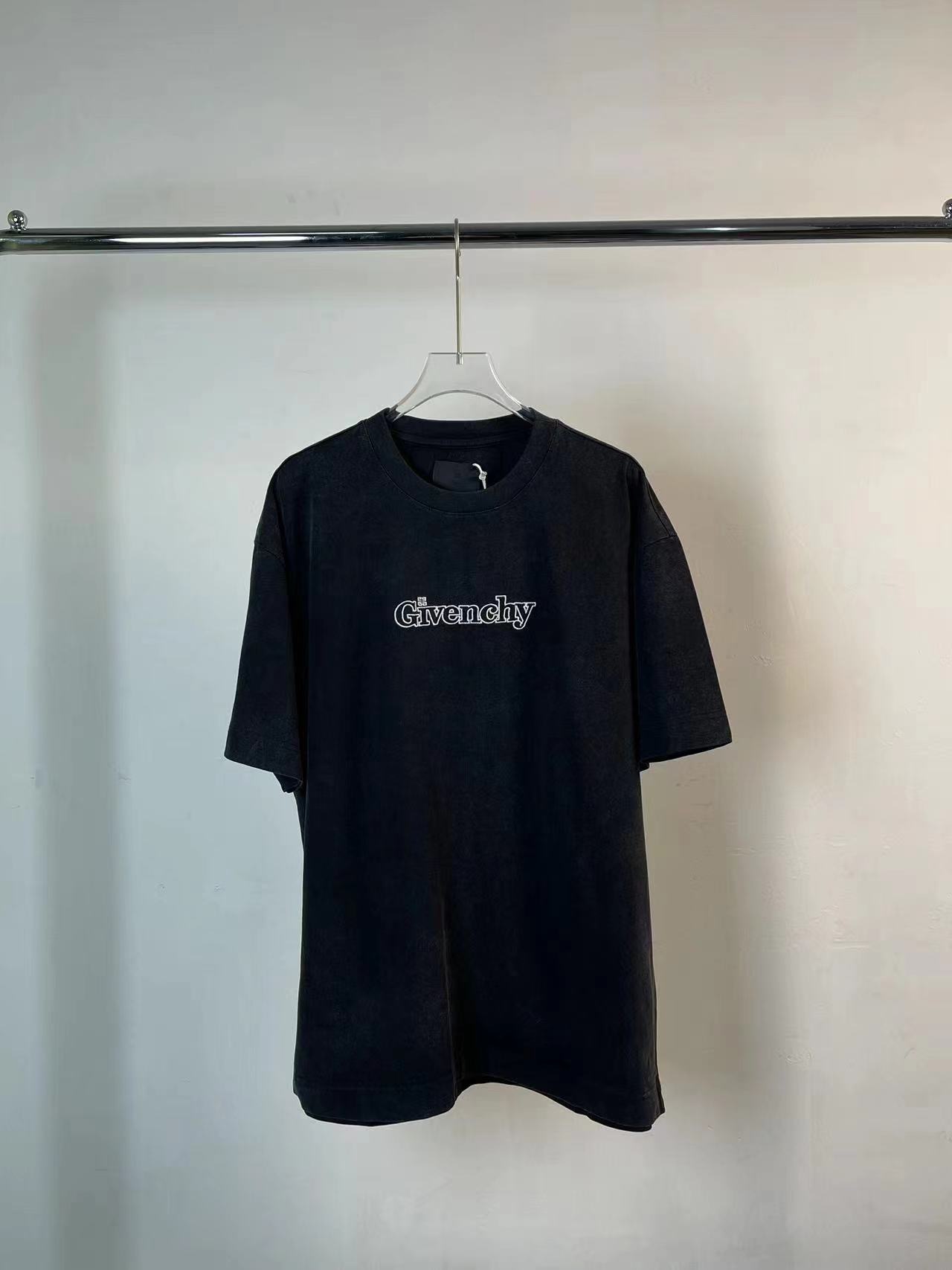 GIVENCHY T shirt