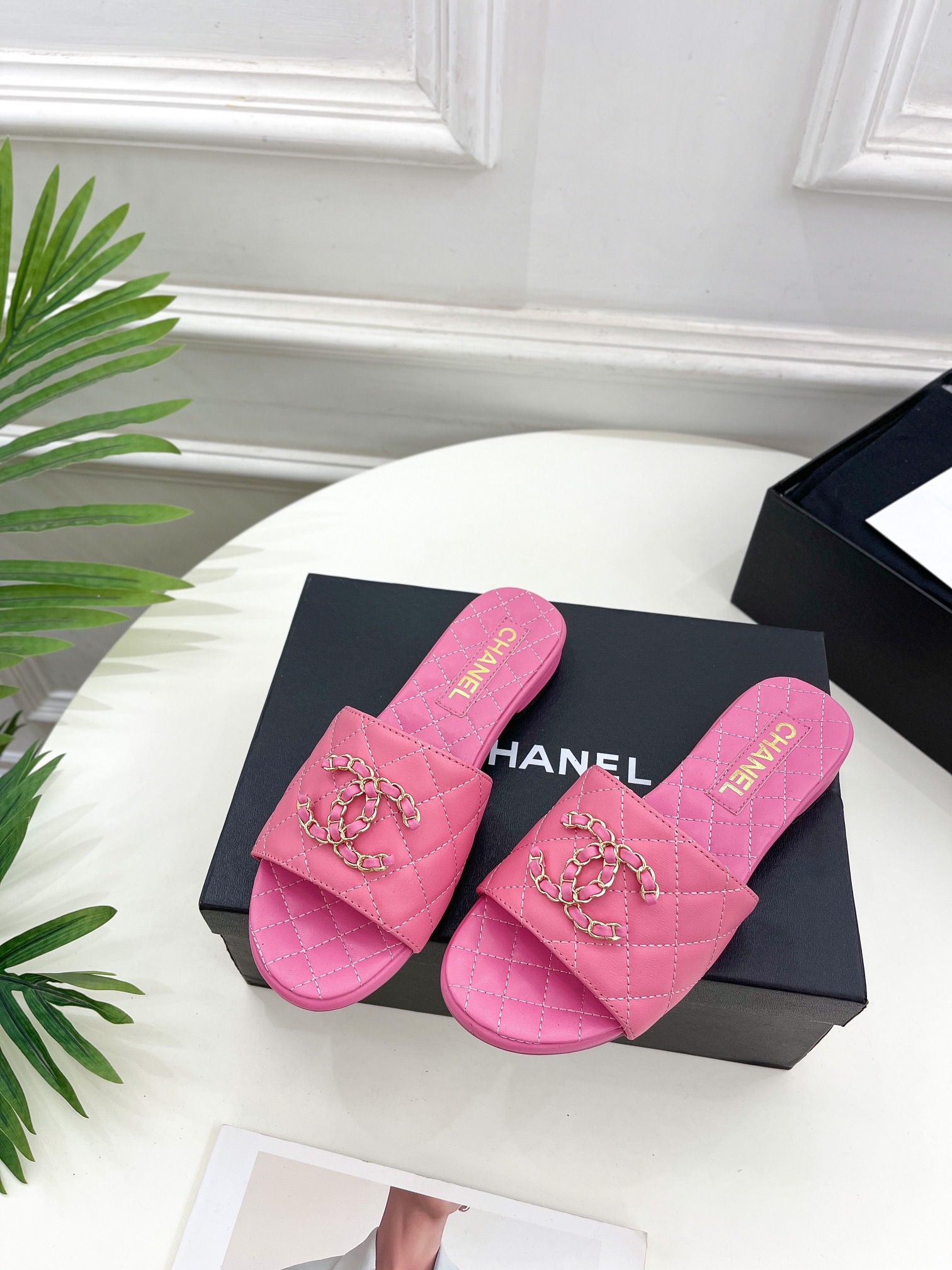 CHANEL Diamond check double C chain buckle slippers