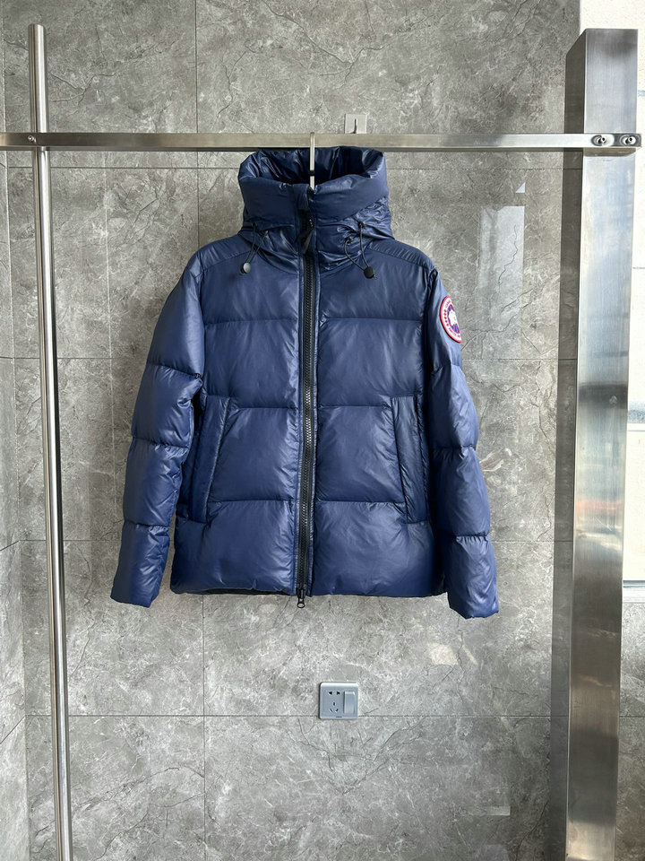 CANADA GOOSE Down Jacket