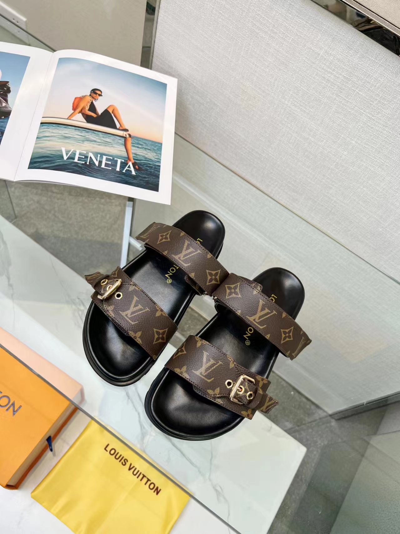 Louis Vuitton latest presbyopia logo slippers
