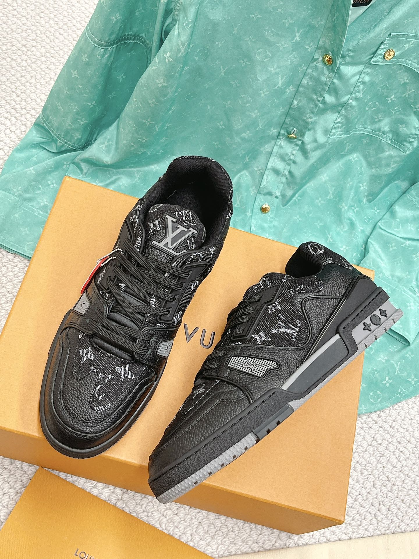 LOUIS VUITTON SNEAKERS