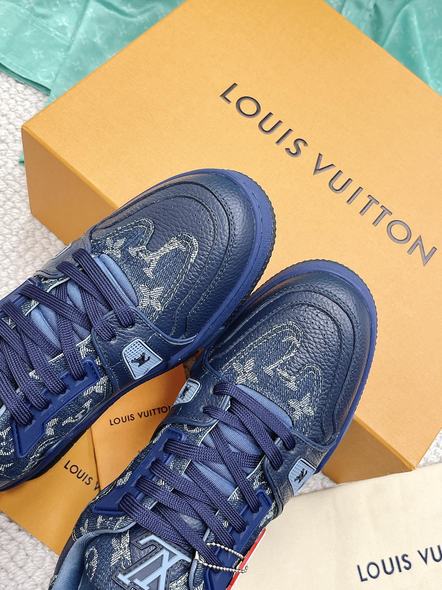 LOUIS VUITTON SNEAKERS