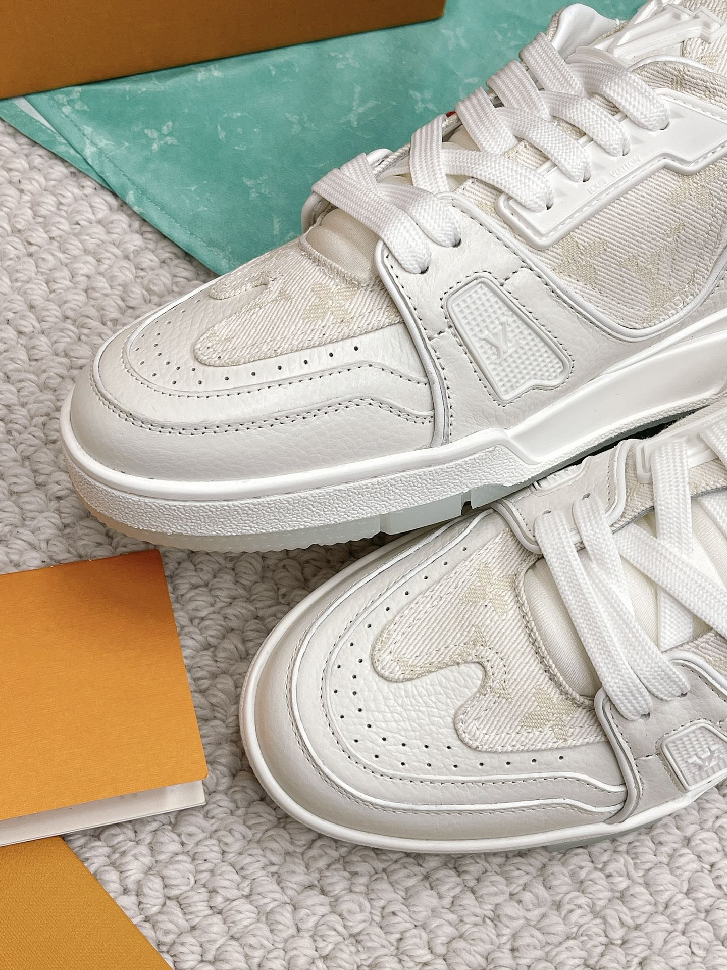 LOUIS VUITTON SNEAKERS