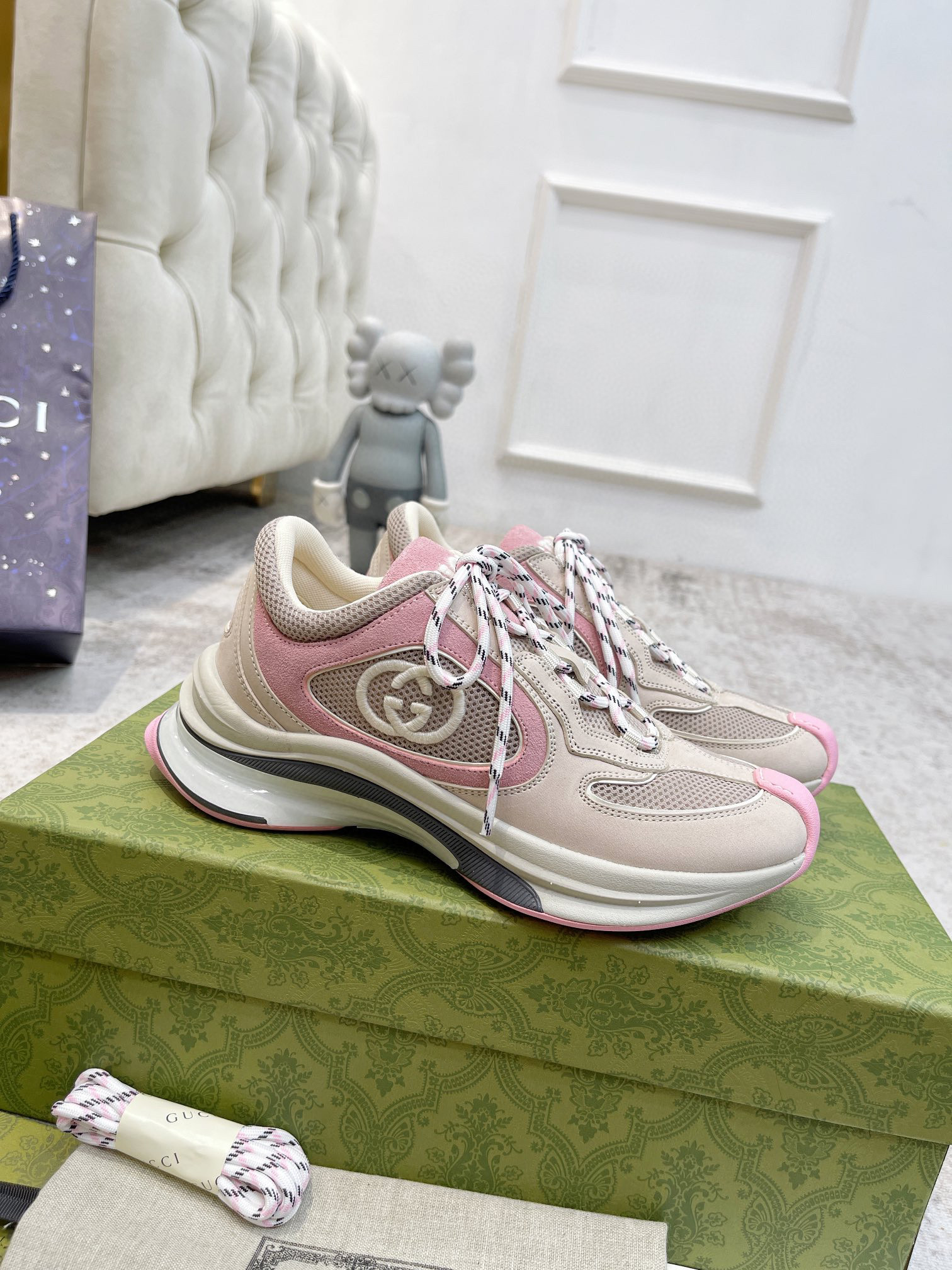 WOMEN'S GUCCI RUN SNEAKER