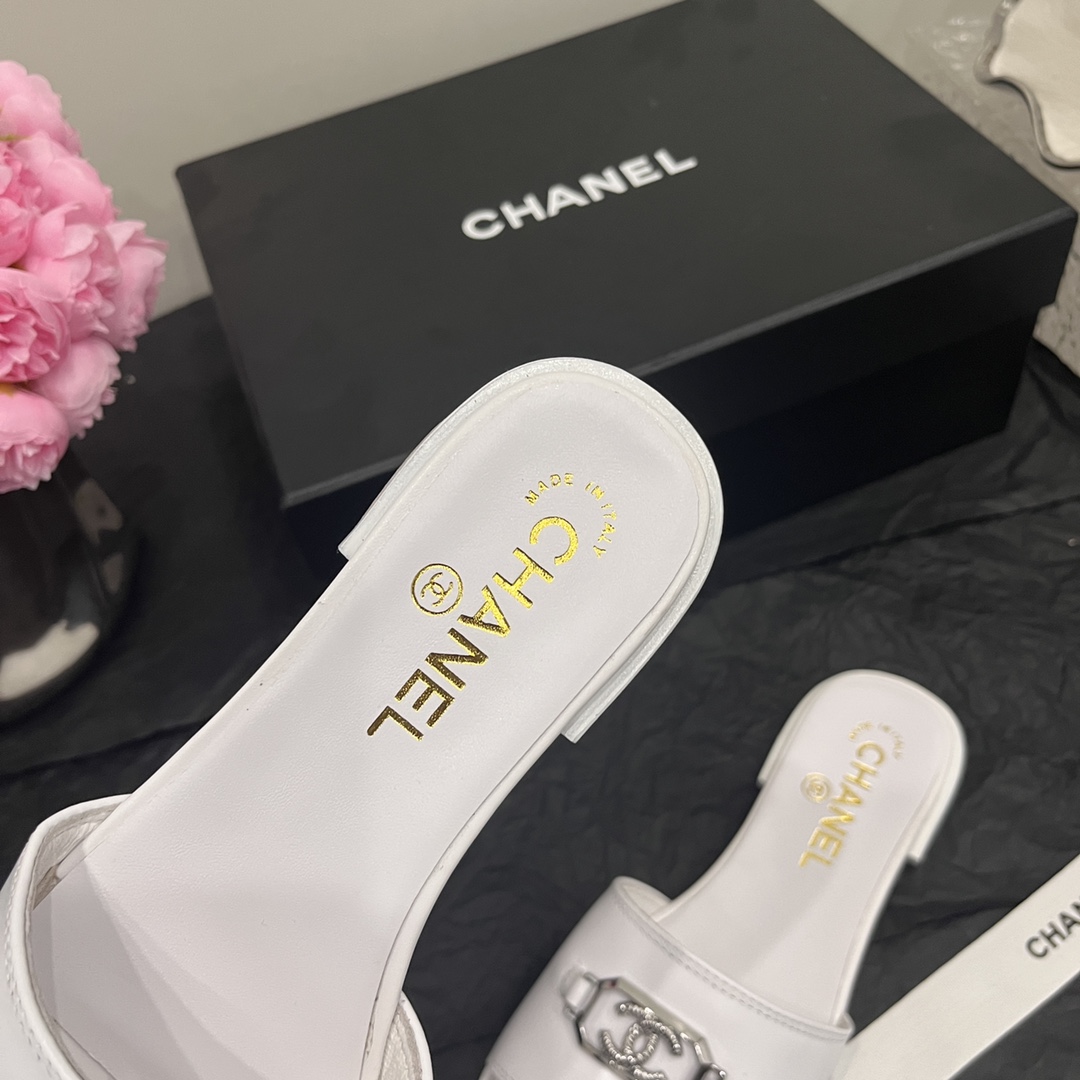 CHANEL SLIDES