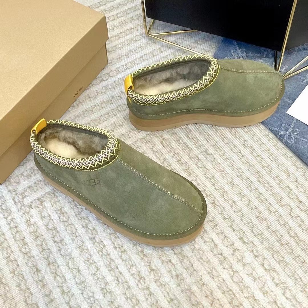 UGG Classic snow boots (thick-soled)