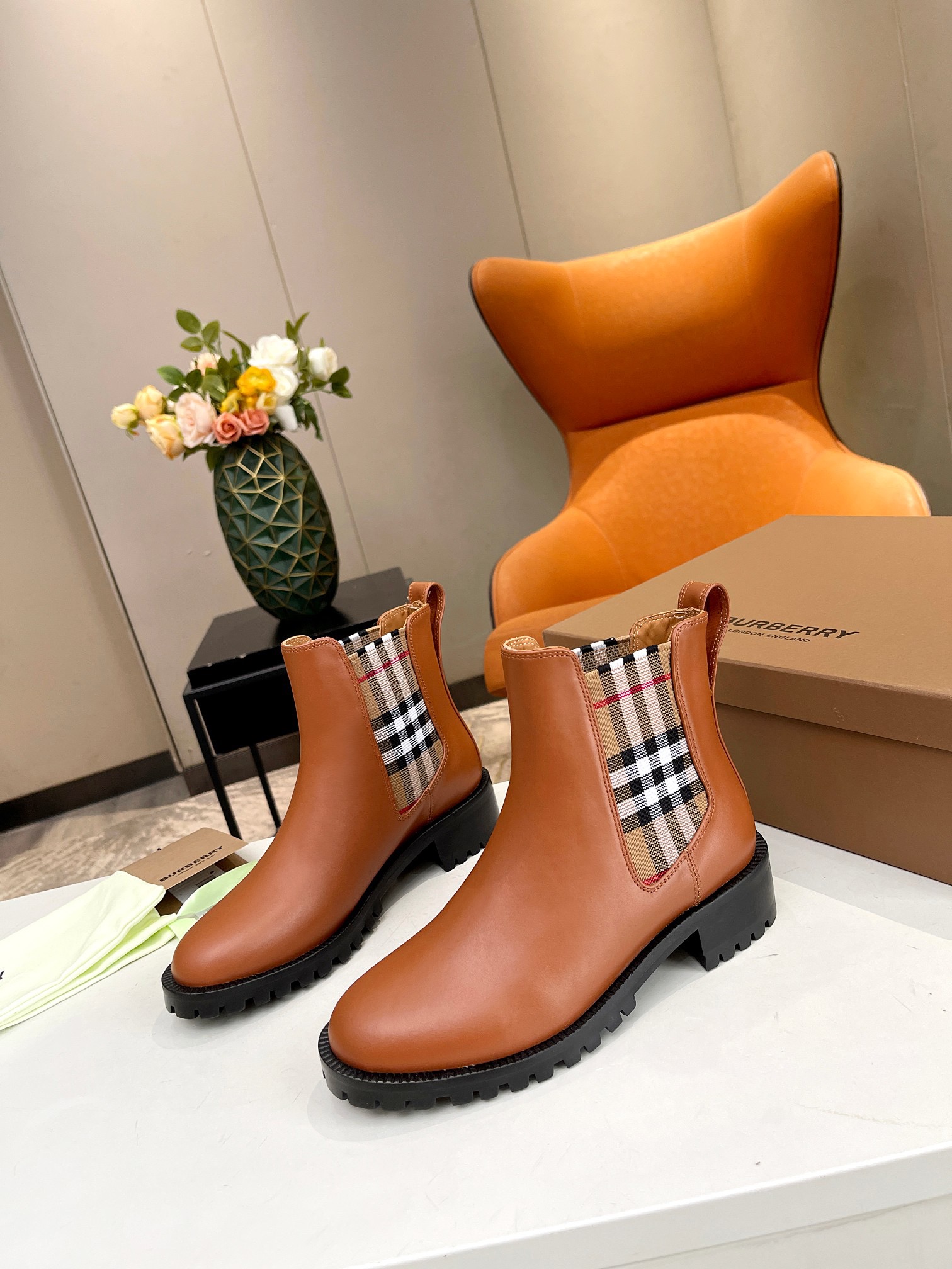 BURBERRY Chelsea Martens Boots