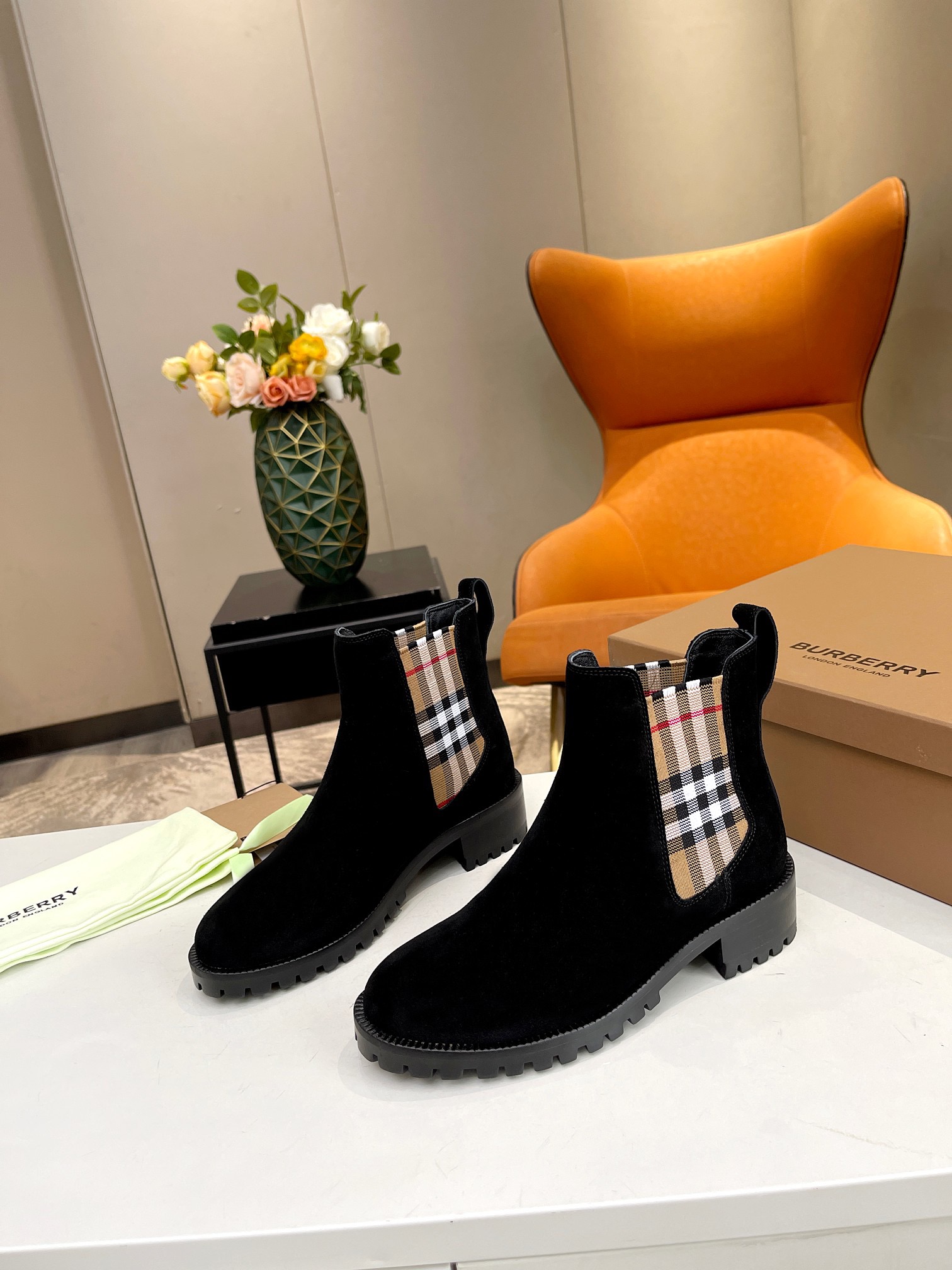 BURBERRY Chelsea Martens Boots