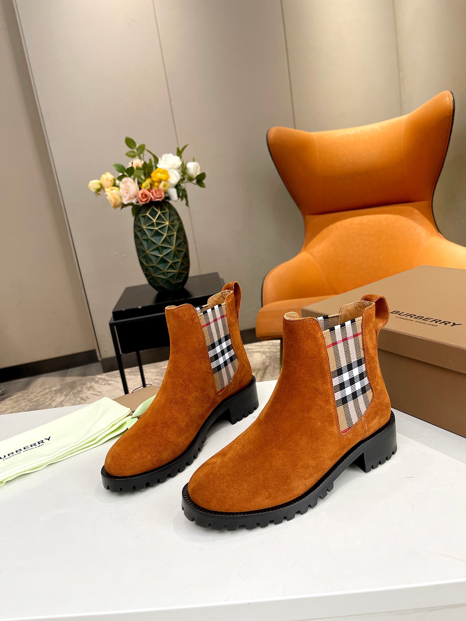 BURBERRY Chelsea Martens Boots
