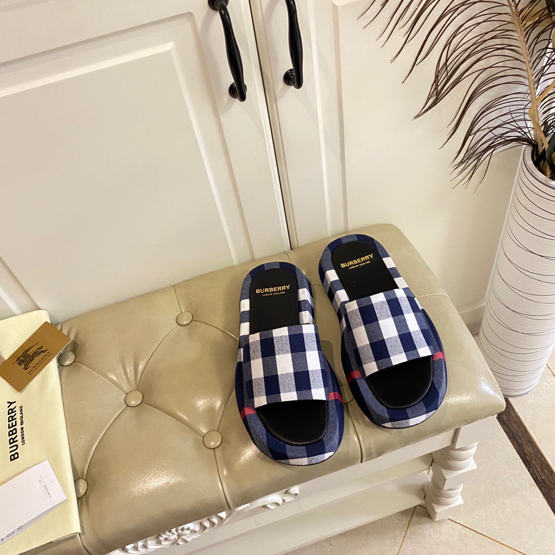 BURBERRY Slippers