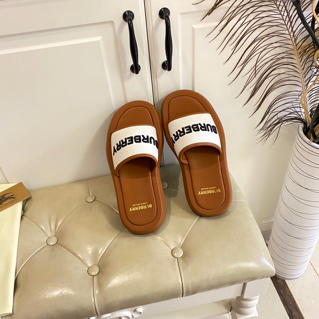 BURBERRY Slippers