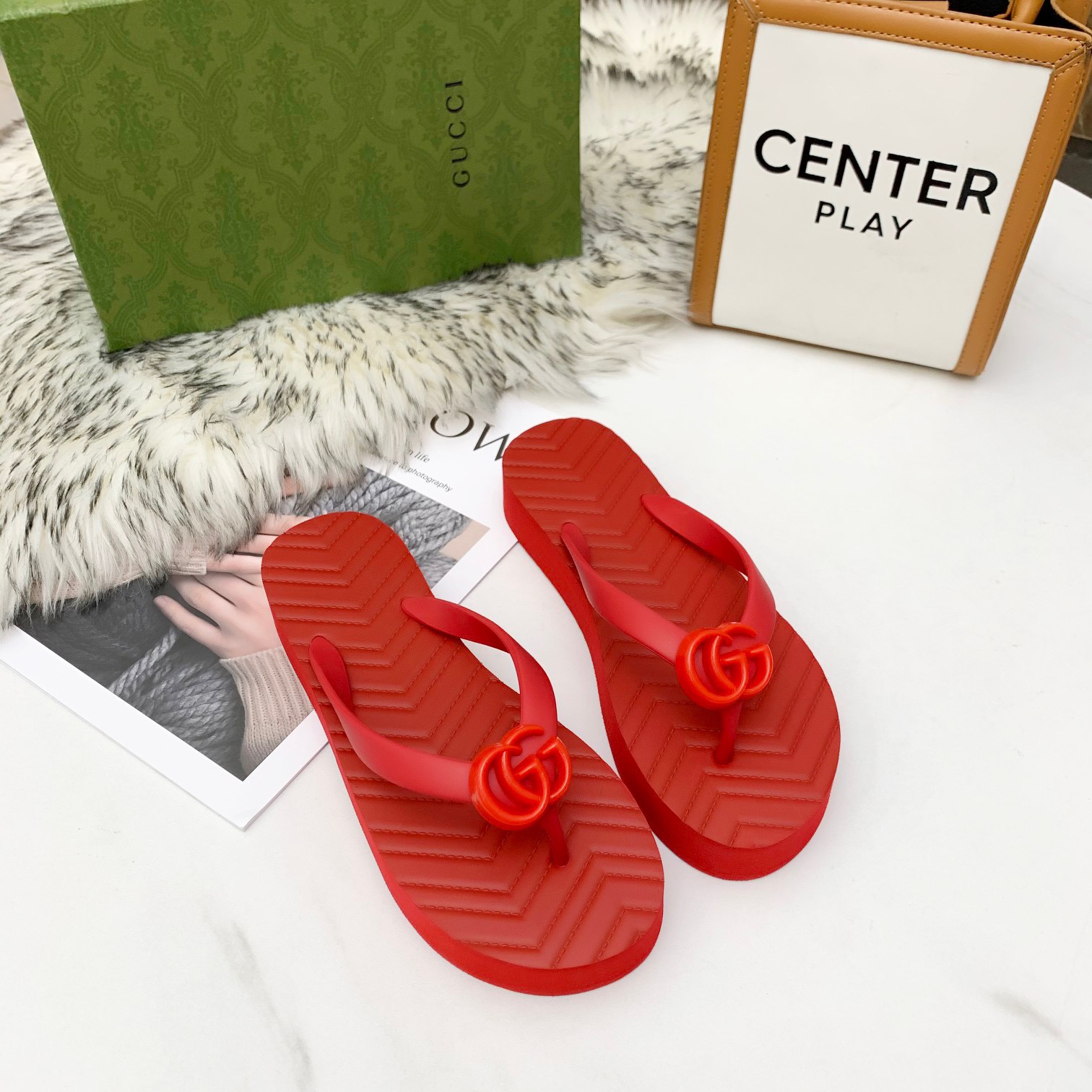 GUCCI V-shaped flip flop