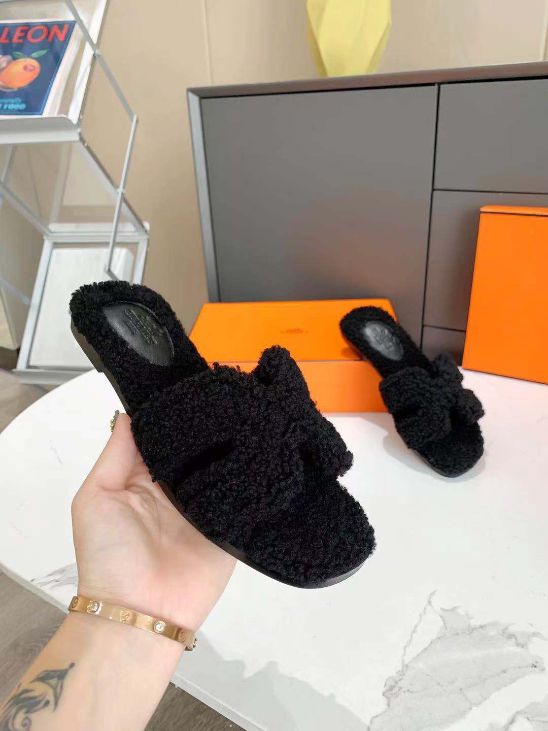 HERMES fur Oran slides