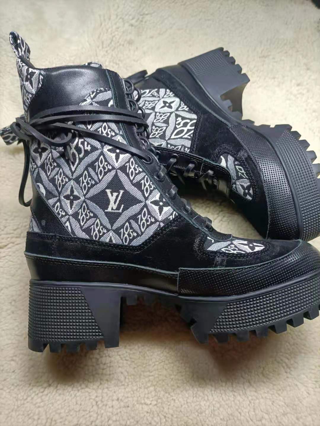LV Laureate sand boots