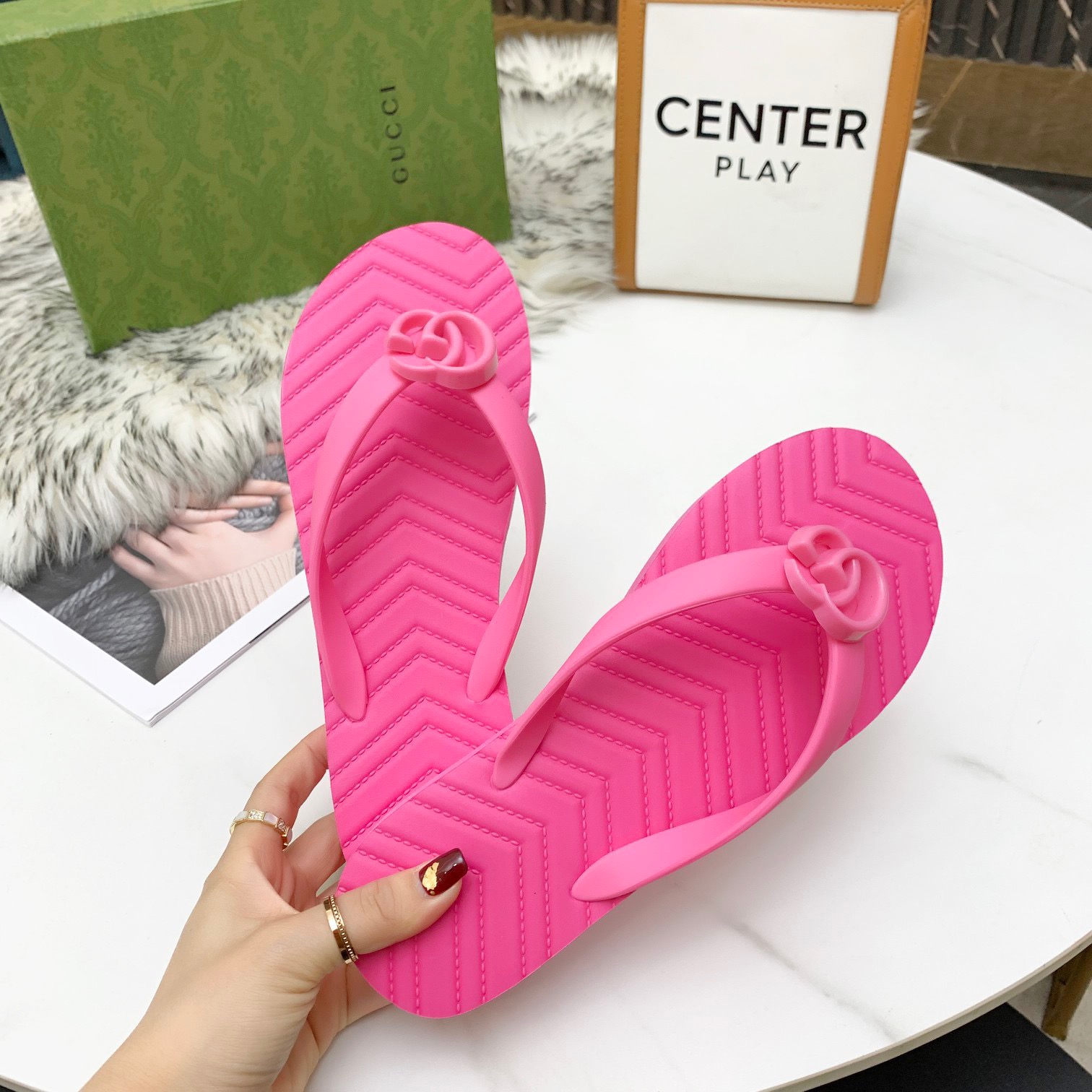 GUCCI V-shaped flip flop