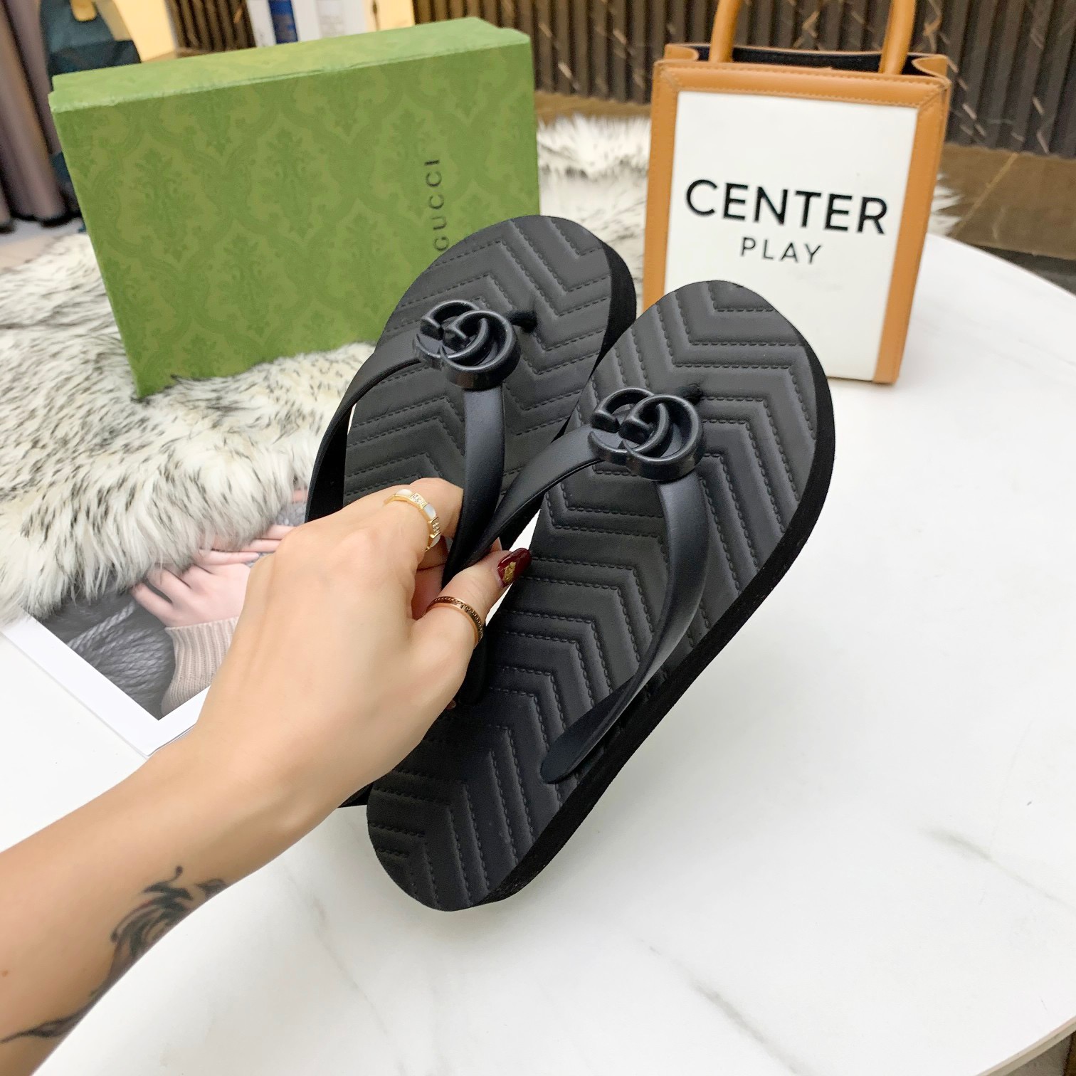 GUCCI V-shaped flip flop