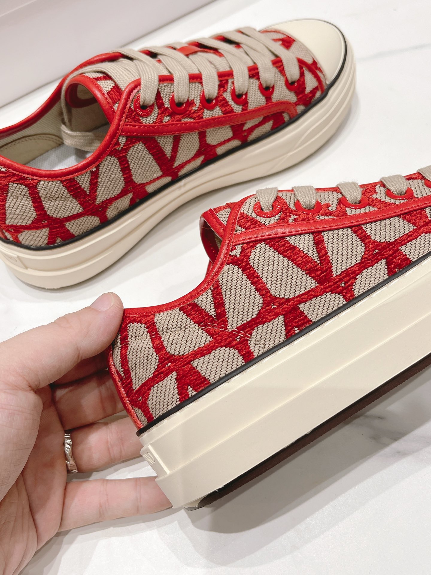 VALENTINO TOTALOOP Women's V logo low-top sneakers