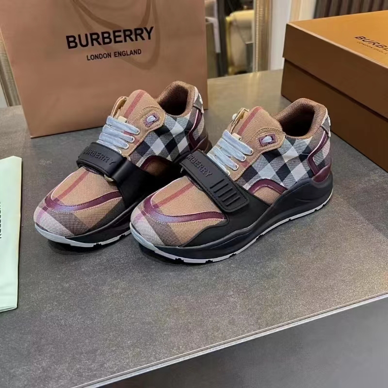 BURBERRY Sneakers