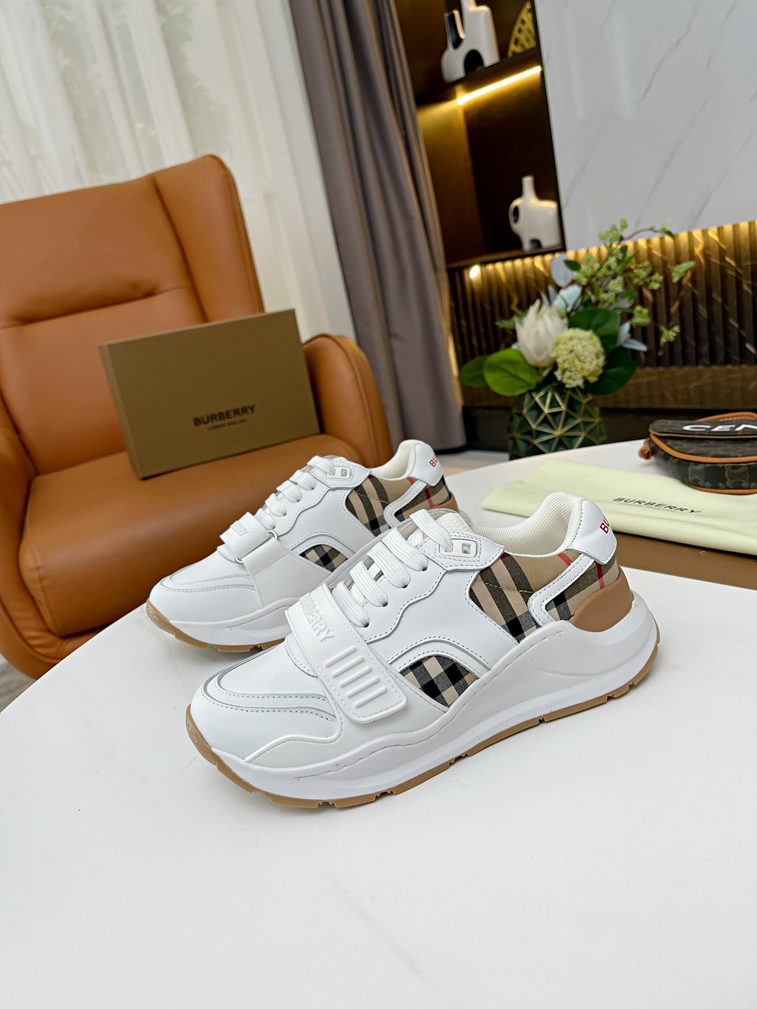BURBERRY Sneakers