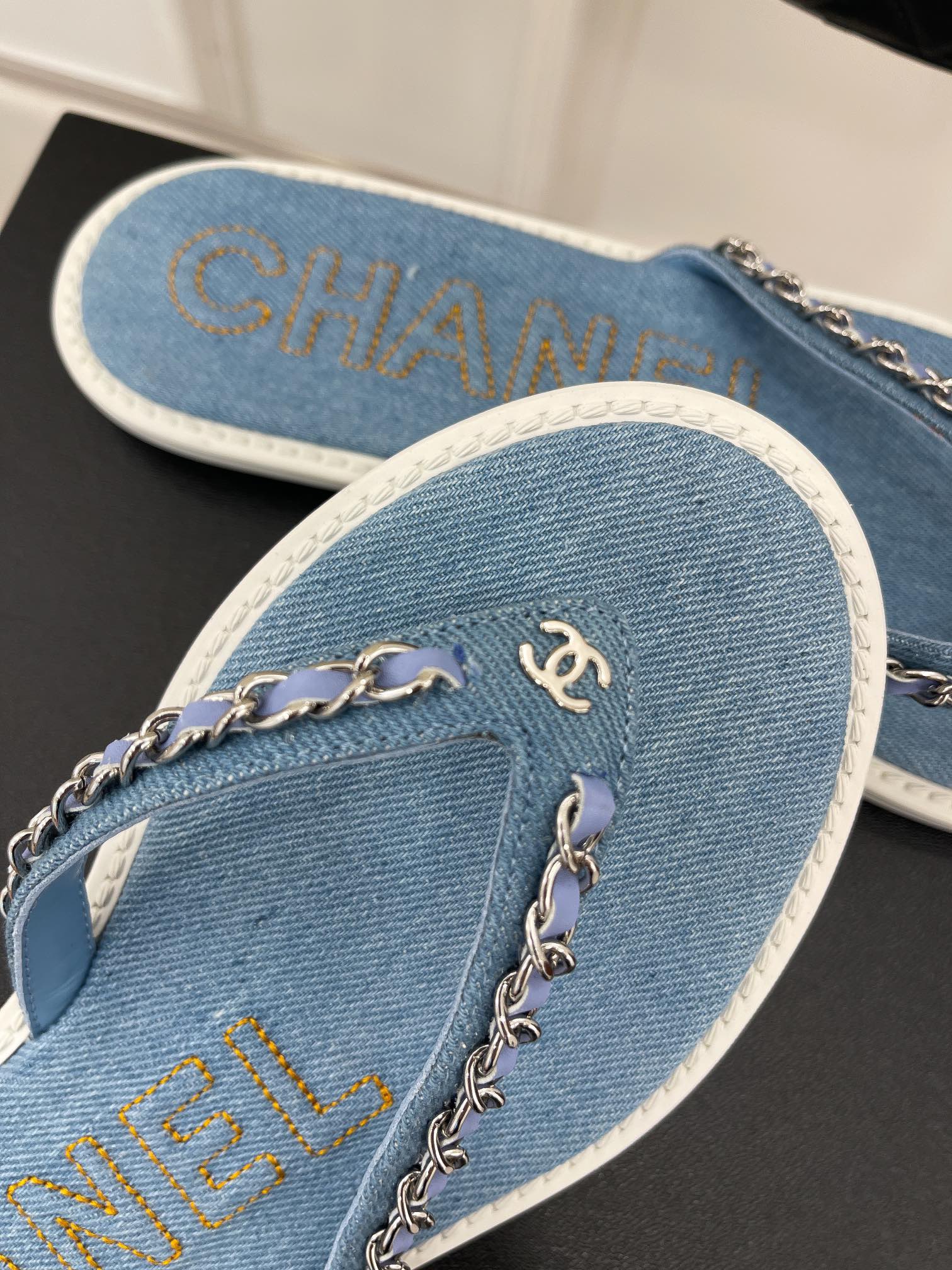CHANEL Flip flops