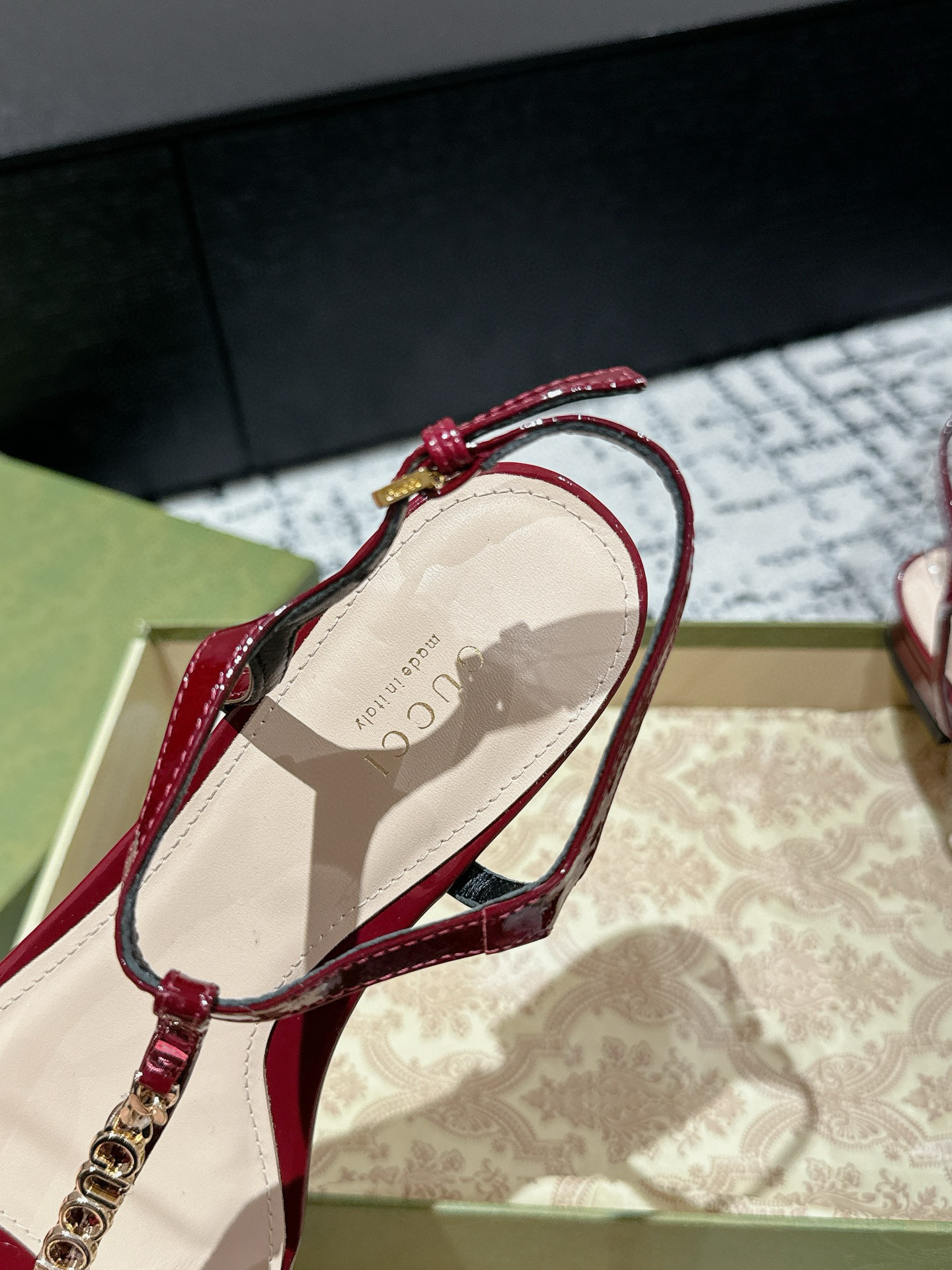 GUCCI chain flip-toe sandals