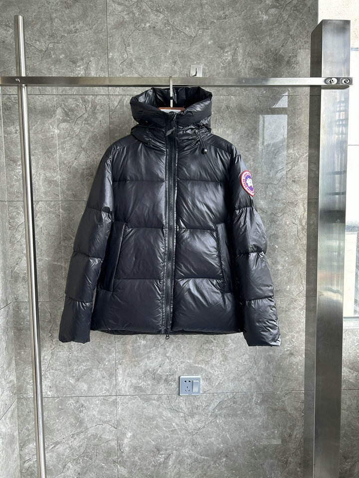 CANADA GOOSE Down Jacket
