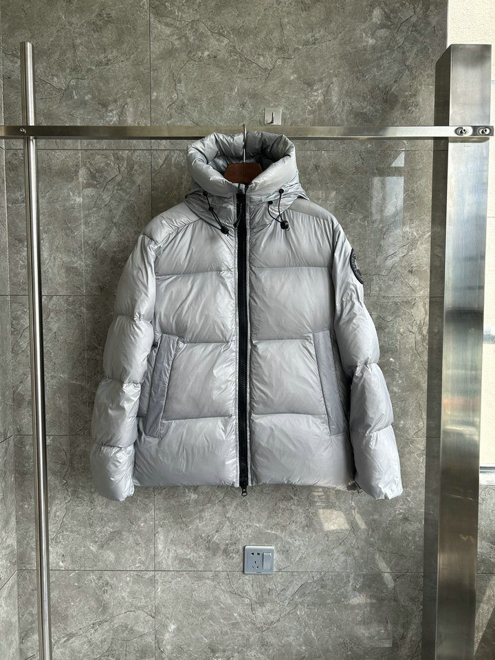 CANADA GOOSE Down Jacket