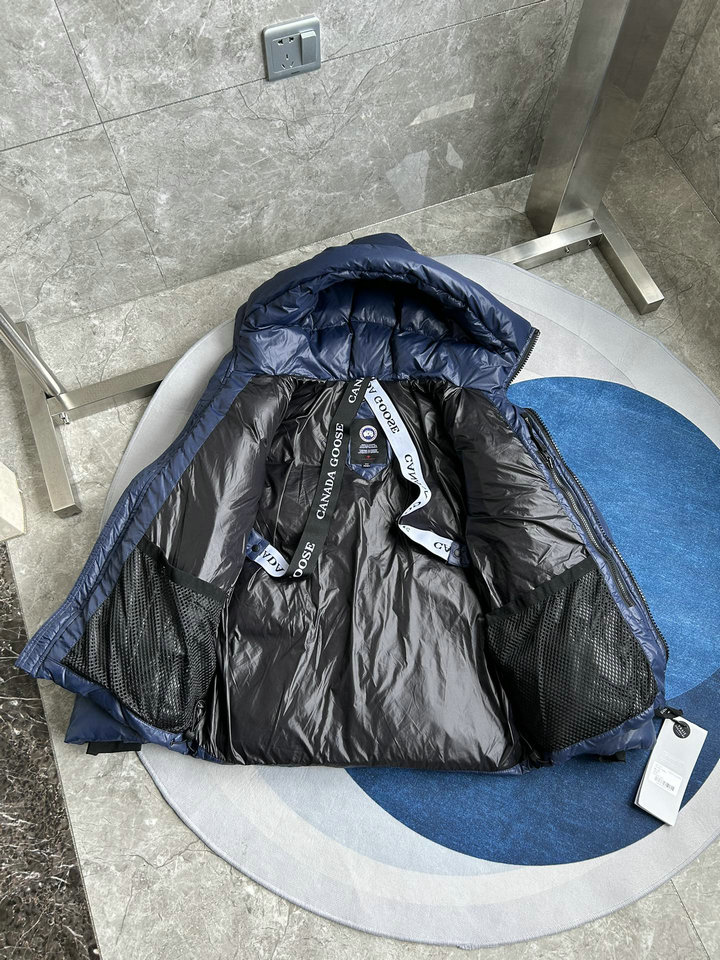 CANADA GOOSE Down Jacket