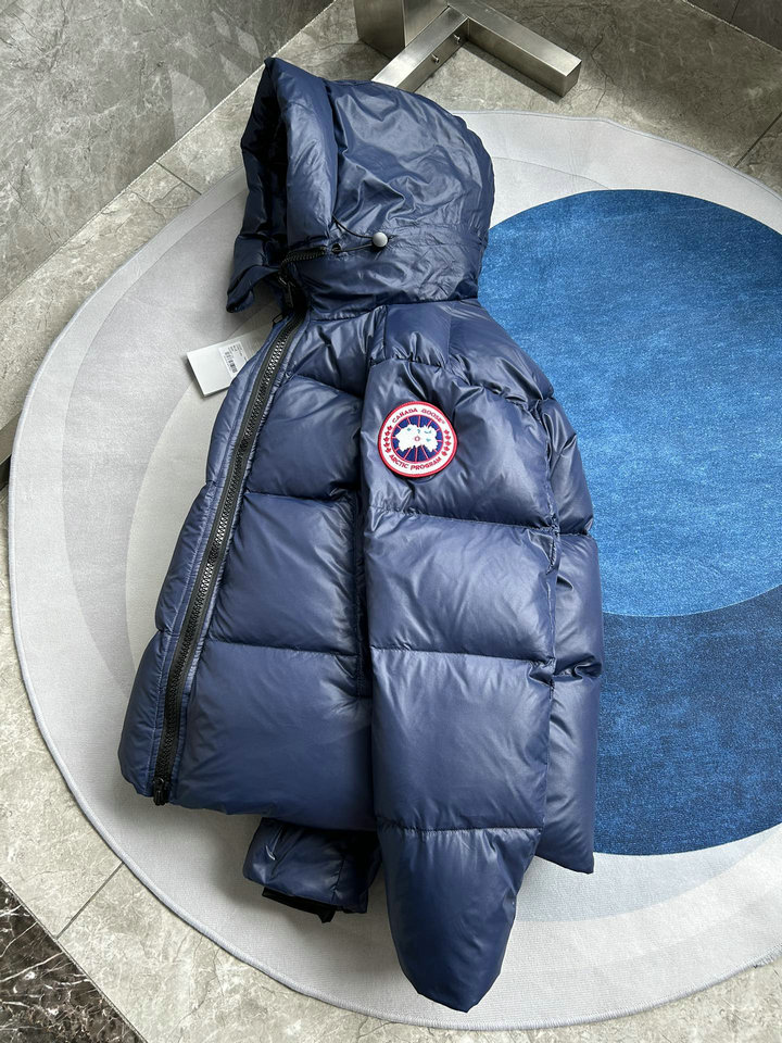 CANADA GOOSE Down Jacket