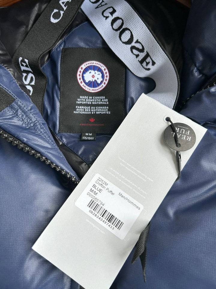 CANADA GOOSE Down Jacket