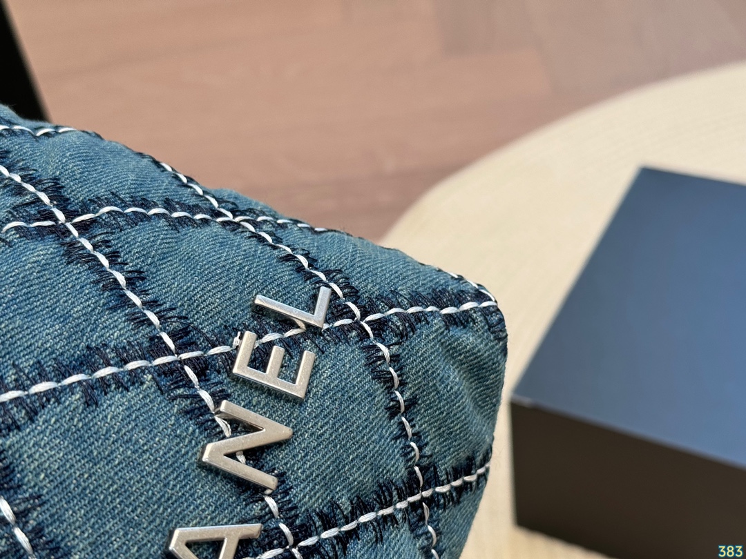 CHANEL Mini Bag （19 cm）