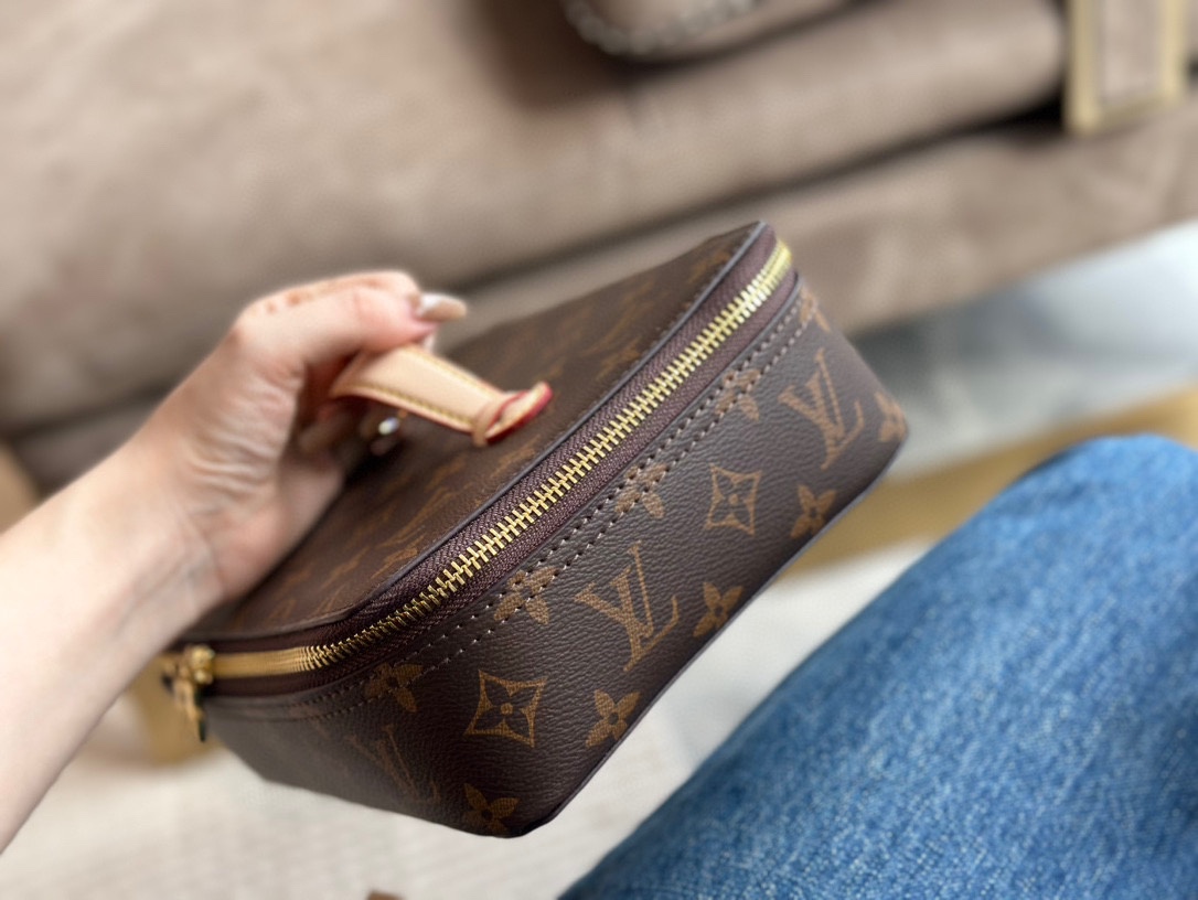 LV Makeup Bag（23*17cm）