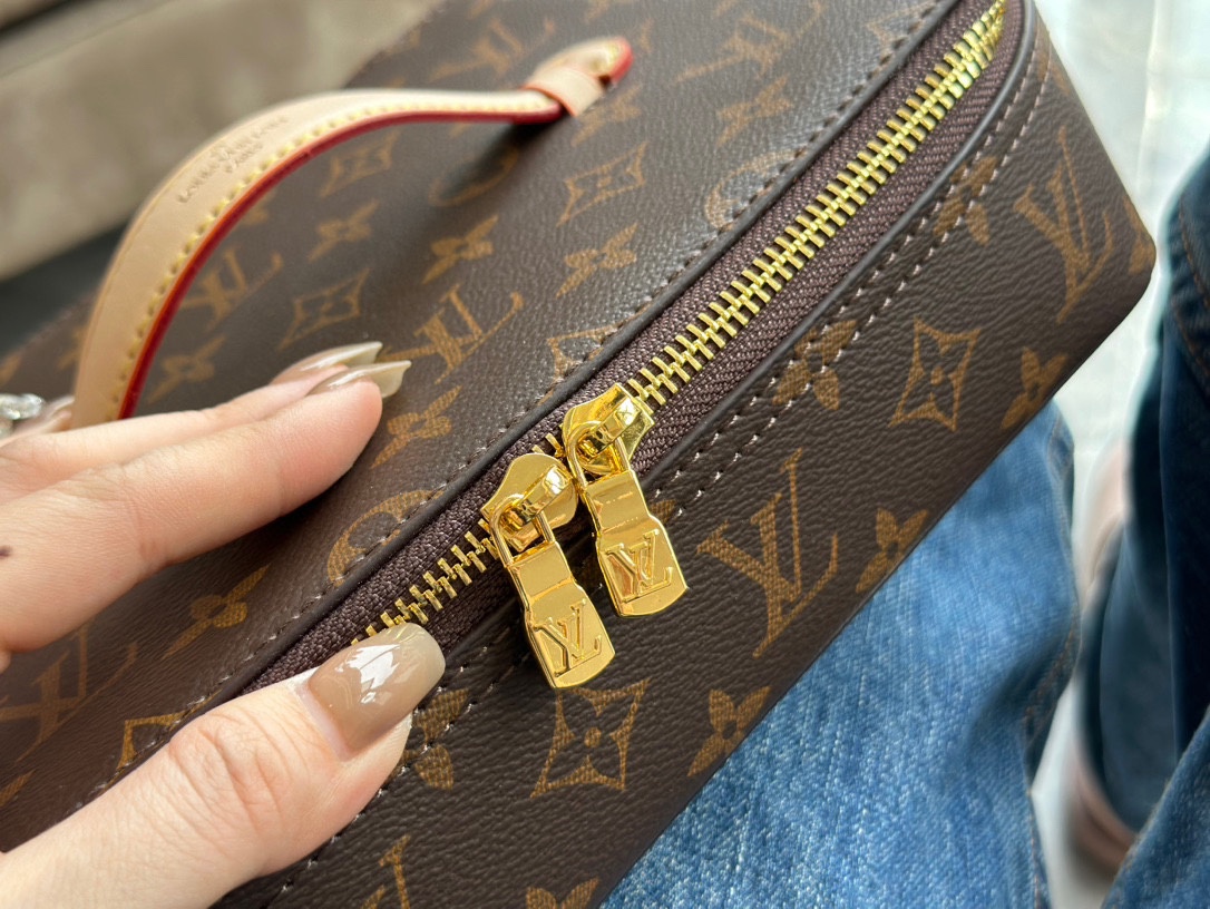 LV Makeup Bag（23*17cm）