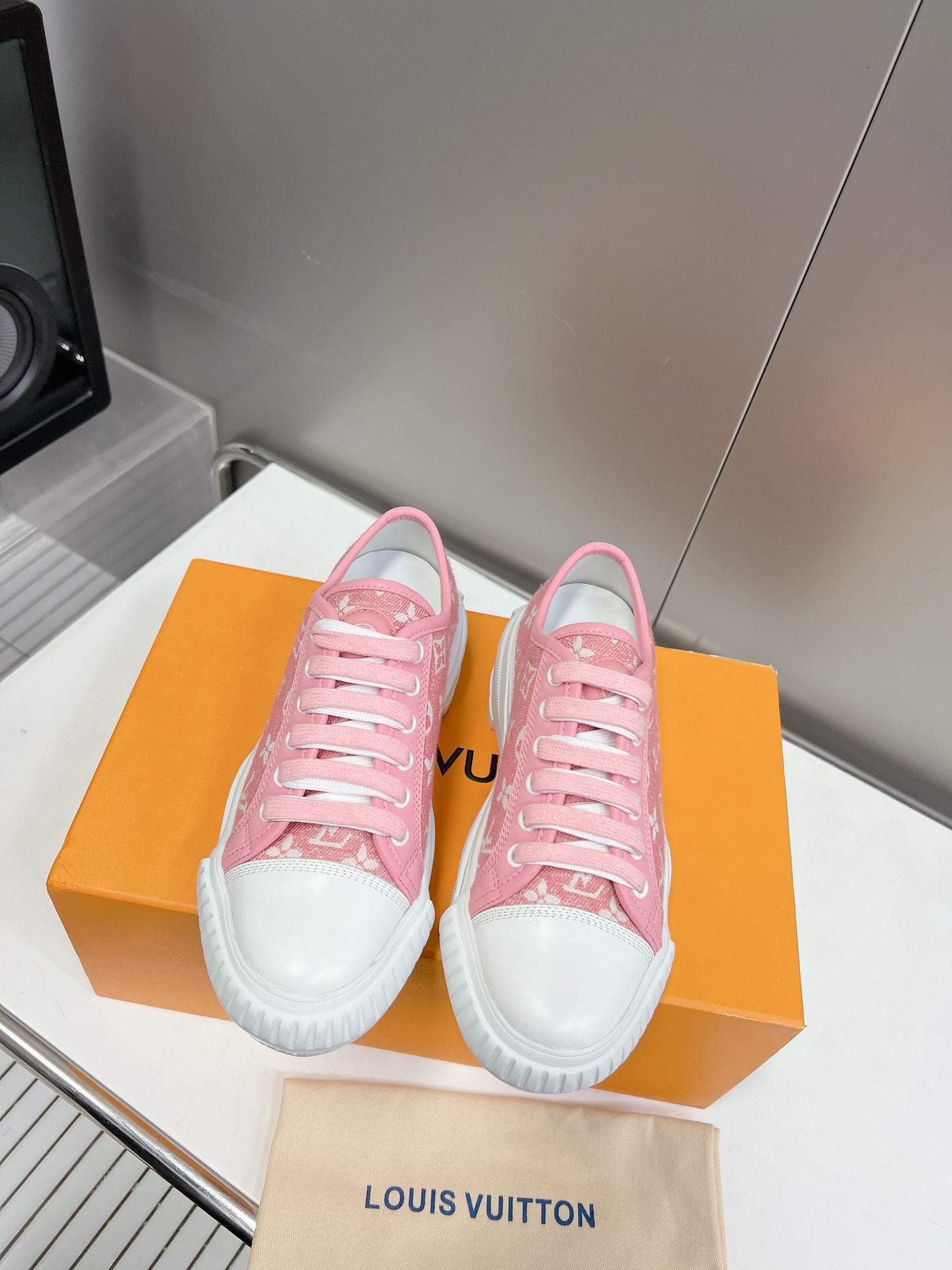 LOUIS VUITTON SNEAKERS