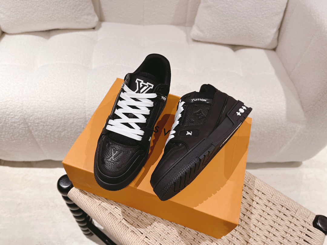 LOUIS VUITTON SNEAKERS