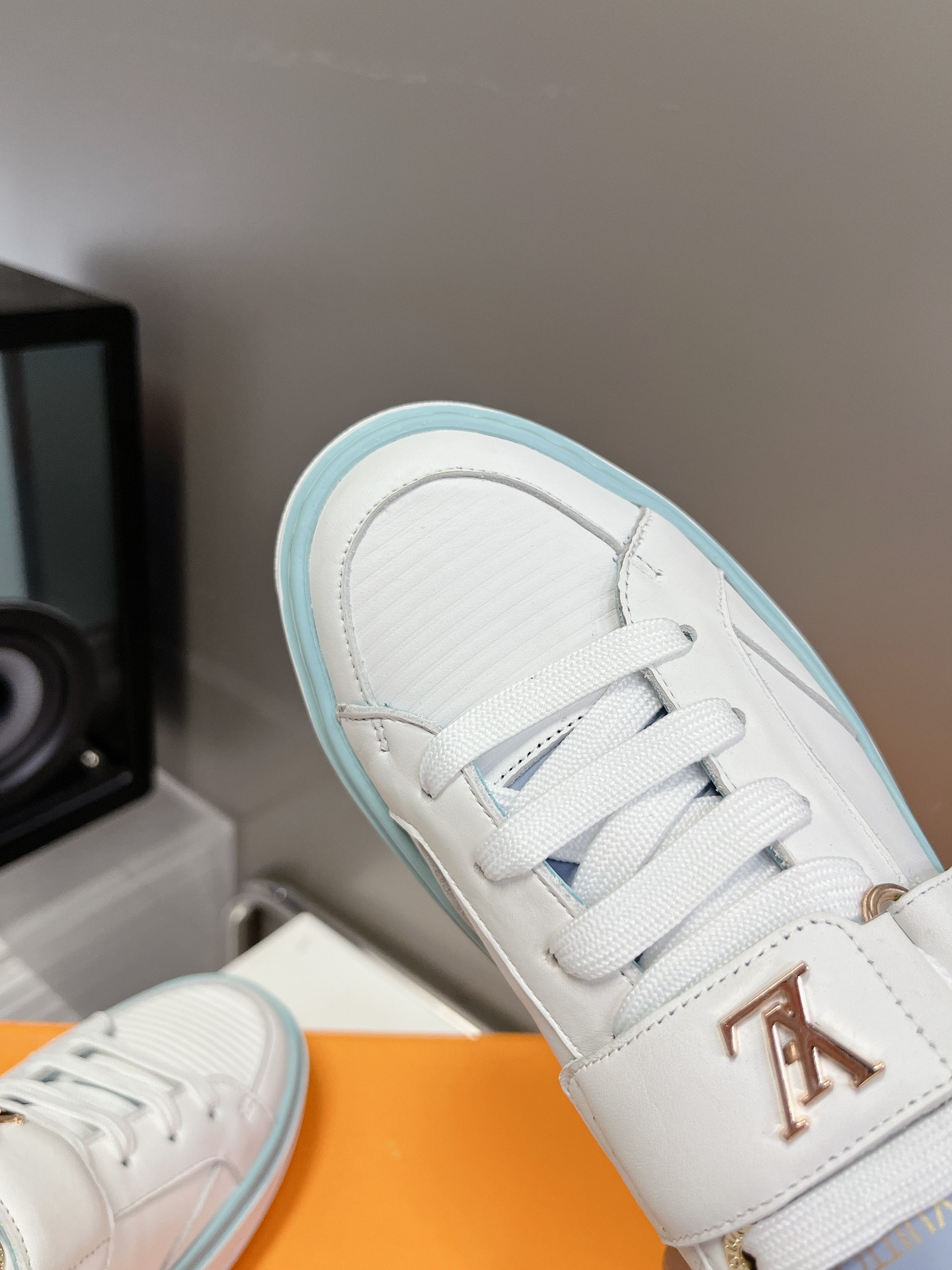 LOUIS VUITTON SNEAKERS