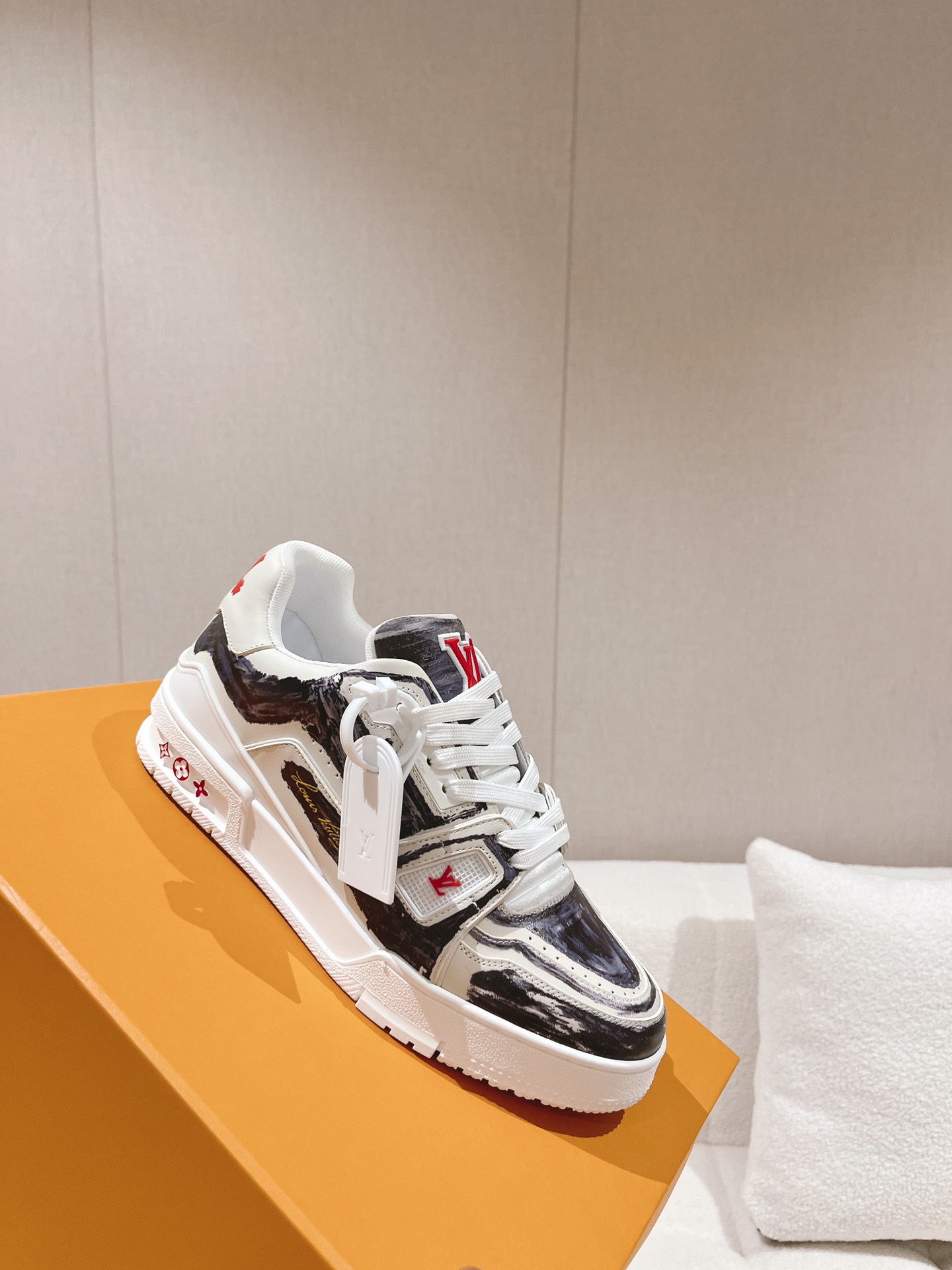 LOUIS VUITTON SNEAKERS