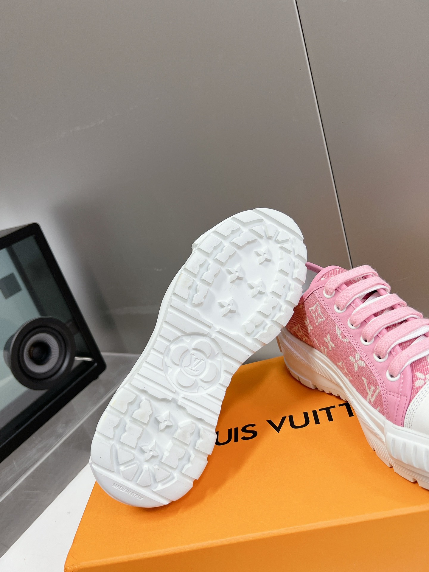 LOUIS VUITTON SNEAKERS