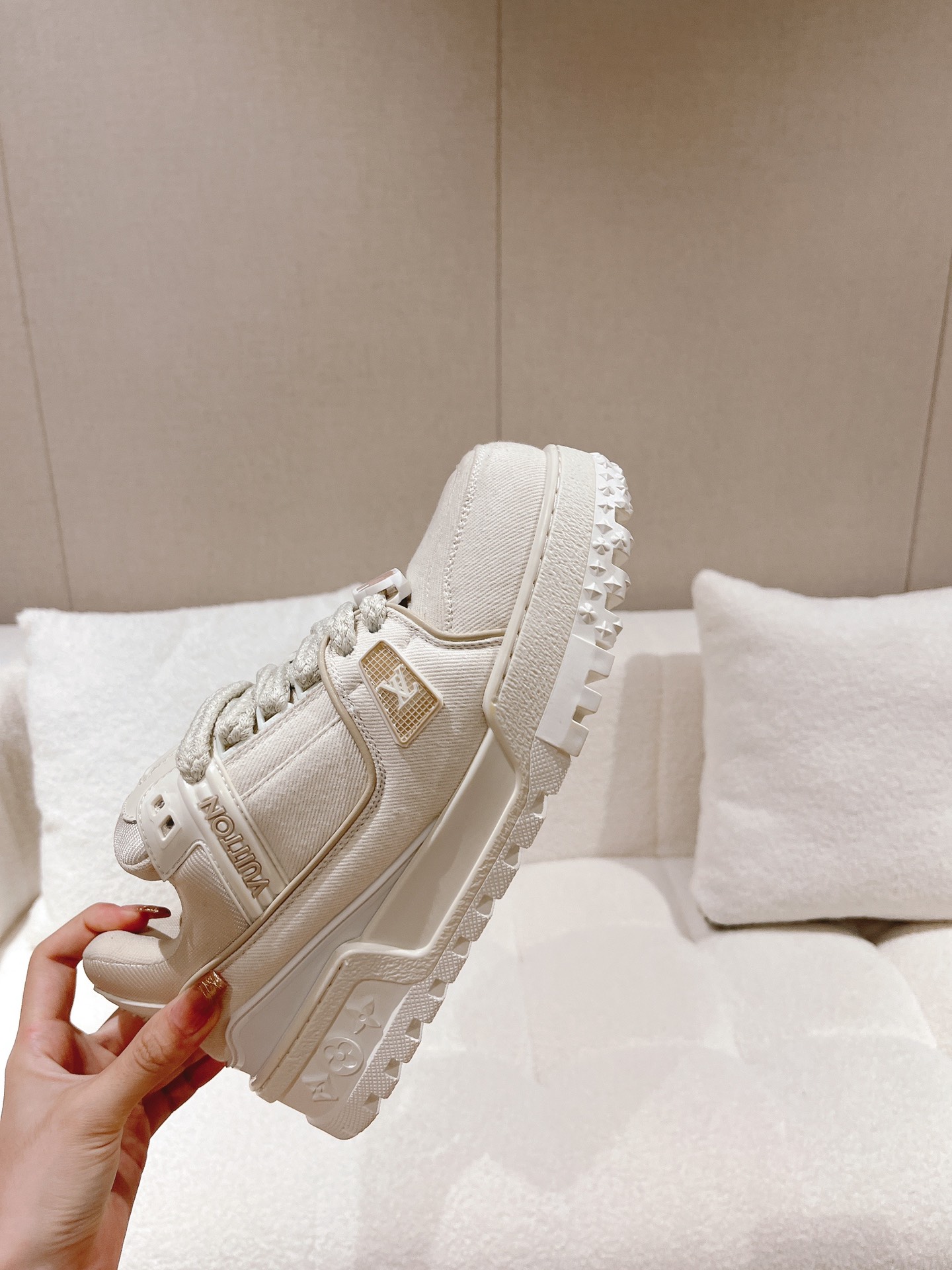 LOUIS VUITTON SNEAKERS