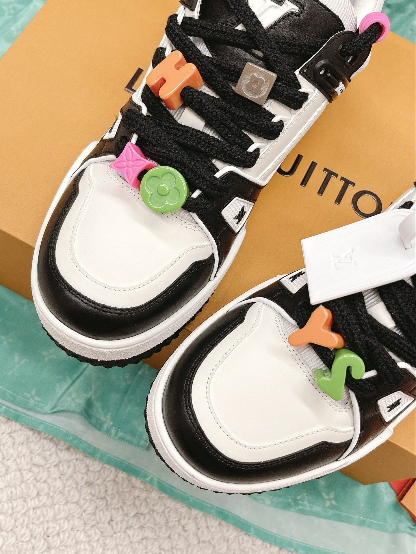 LOUIS VUITTON SNEAKERS