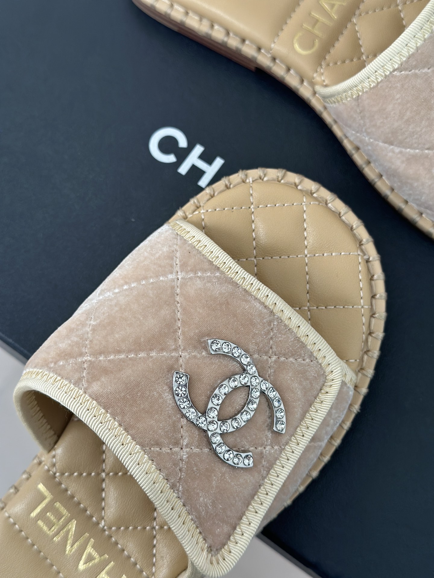 CHANEL SLIDES