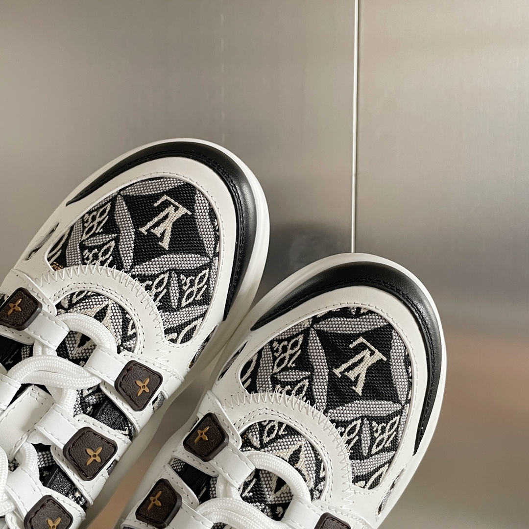 LOUIS VUITTON SNEAKERS