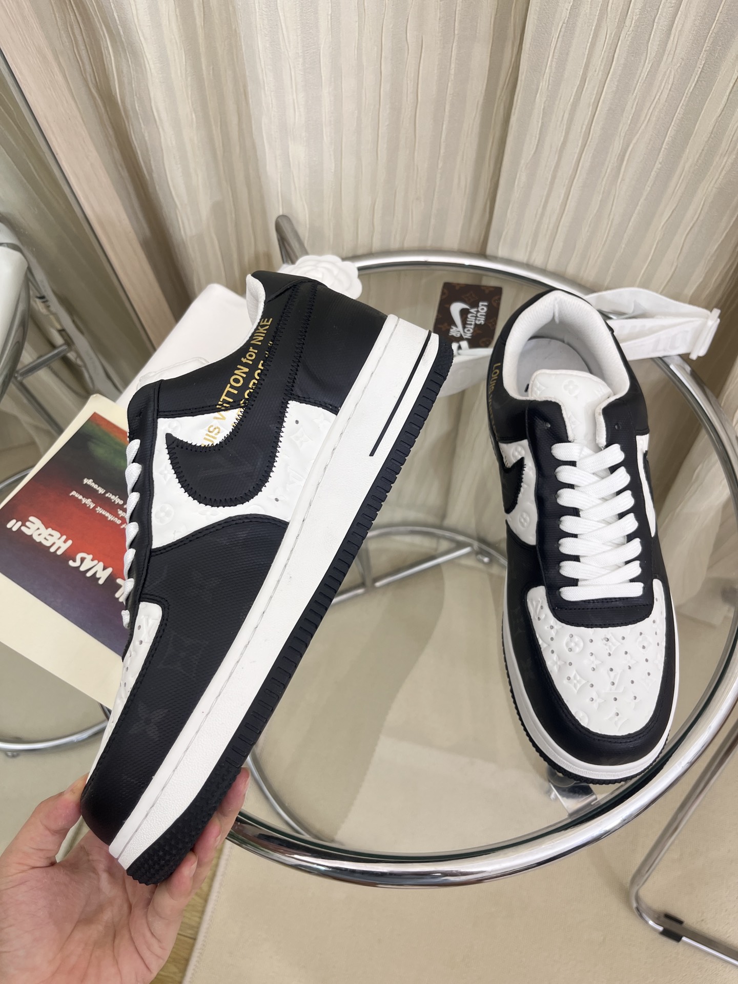 LOUIS VUITTON SNEAKERS