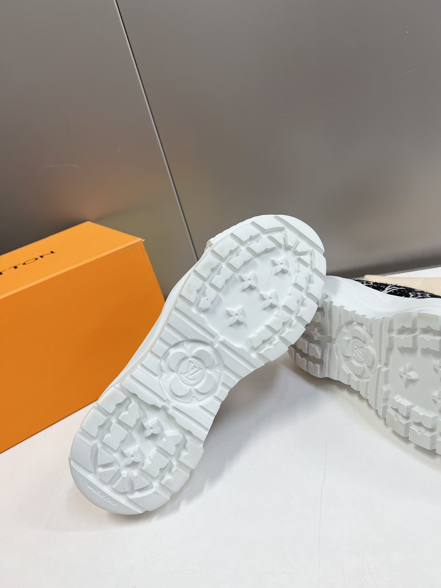 LOUIS VUITTON SNEAKERS