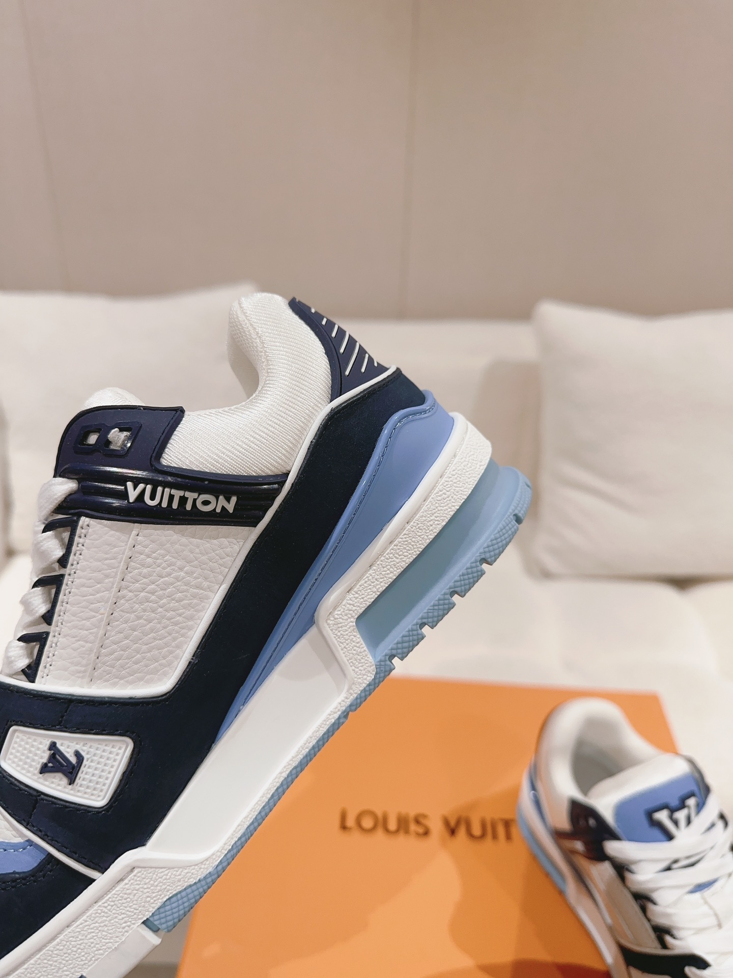 LOUIS VUITTON SNEAKERS