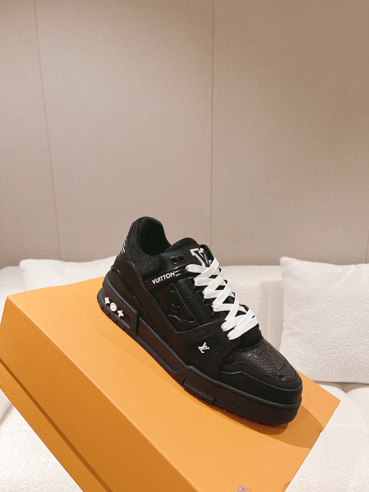 LOUIS VUITTON SNEAKERS